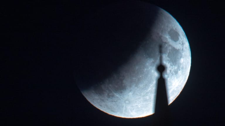 Falls Sie die partielle Mondfinsternis in der vergangnenen Nacht verpasst haben: So sah sie beispielsweise in Schwerin über dem Schloss aus.
