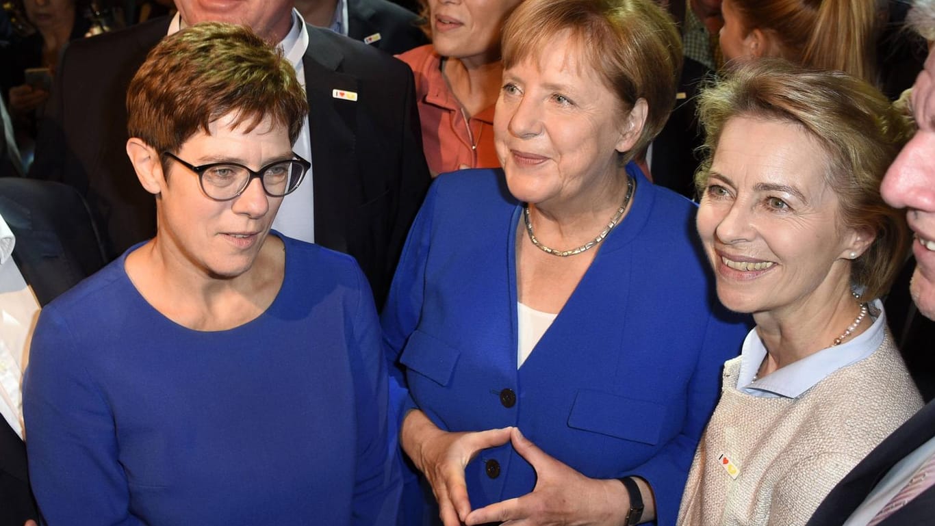 Annegret Kramp-Karrenbauer, Angela Merkel, Ursula von der Leyen: Kramp-Karrenbauers Eintritt ins Kabinett gilt als große Überraschung.