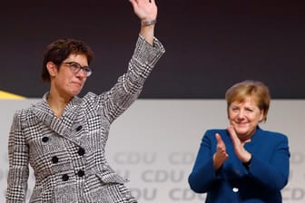 Annegret Kramp-Karrenbauer, Angela Merkel: Auf die CDU-Chefin kommen in ihrer neuen Rolle einige Herausforderungen zu