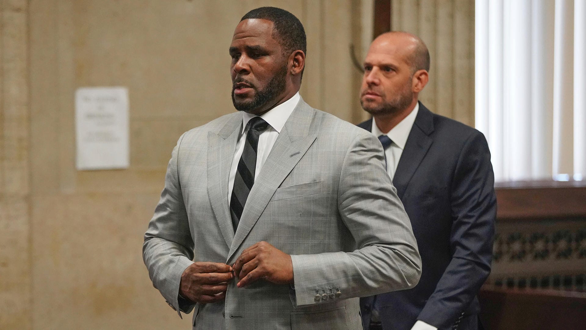 R. Kelly: Die ersten Anschuldigungen gegen den aus Chicago stammenden Musiker mit dem bürgerlichen Namen Robert Sylvester Kelly waren vor rund 20 Jahren bekannt geworden.