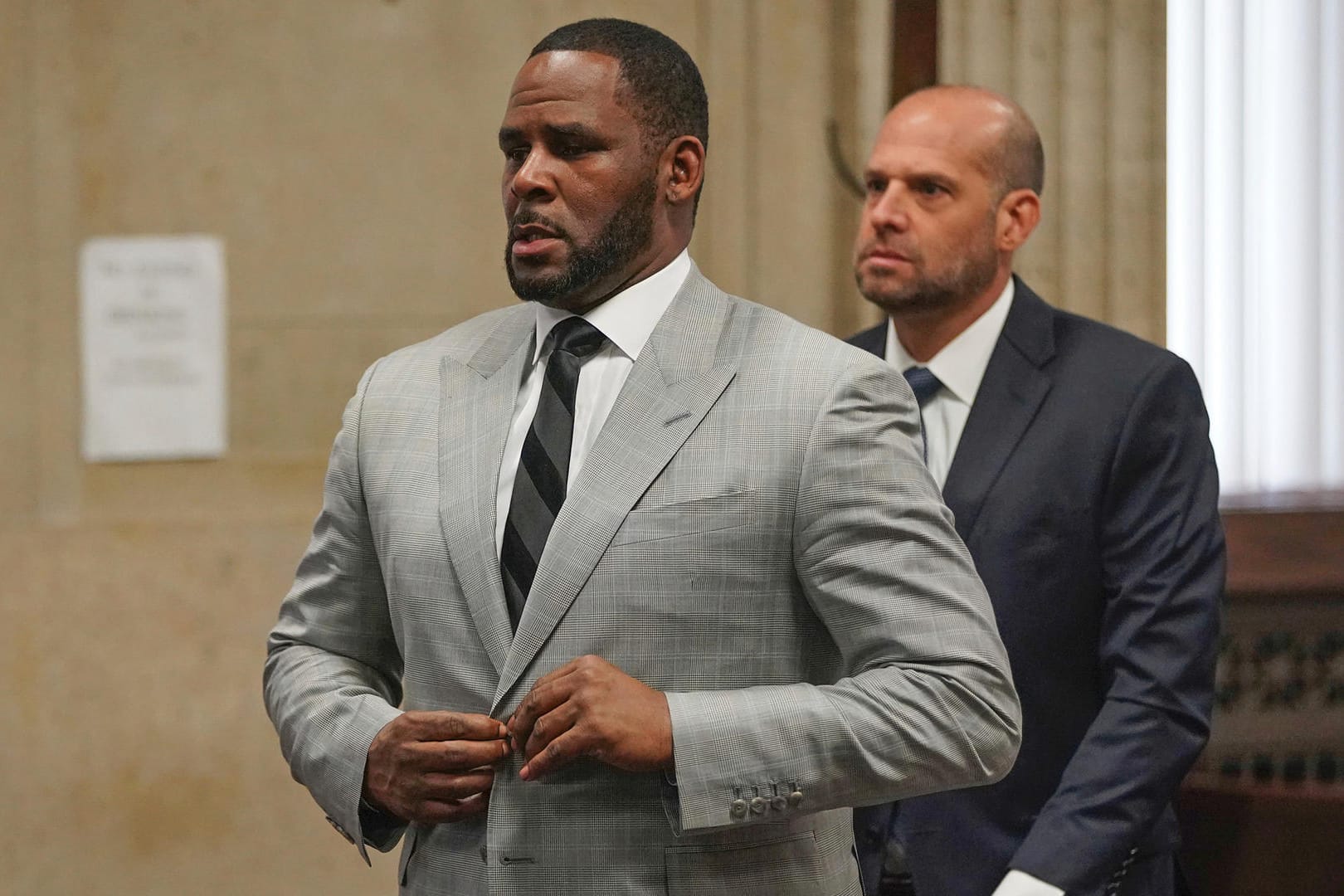 R. Kelly: Die ersten Anschuldigungen gegen den aus Chicago stammenden Musiker mit dem bürgerlichen Namen Robert Sylvester Kelly waren vor rund 20 Jahren bekannt geworden.