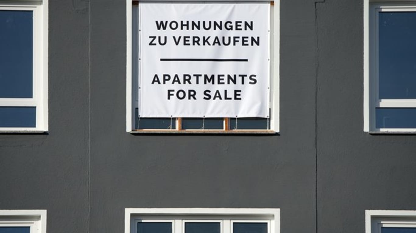 Ein "Zu verkaufen"-Schild an der Fassade einer Wohnung: Die beste Zeit zum Kauf von Immobilien ist laut Finanzexperte Max Herbst vorbei.