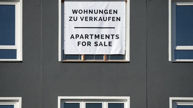 Ein "Zu verkaufen"-Schild an der Fassade einer Wohnung: Die beste Zeit zum Kauf von Immobilien ist laut Finanzexperte Max Herbst vorbei.