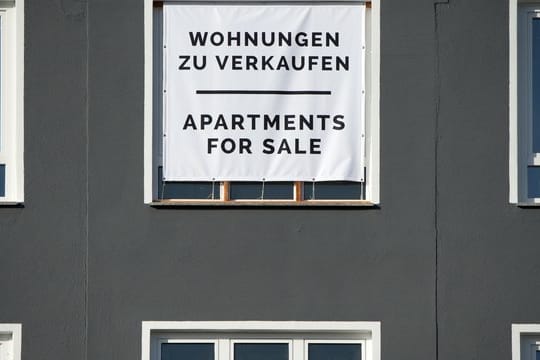 Ein "Zu verkaufen"-Schild an der Fassade einer Wohnung: Die beste Zeit zum Kauf von Immobilien ist laut Finanzexperte Max Herbst vorbei.