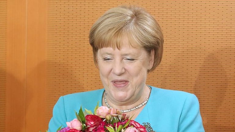 Angela Merkel hält zu Beginn der Kabinettssitzung im Bundeskanzleramt einen Blumenstrauß in den Händen, den sie von den Kabinettskollegen überreicht bekam.