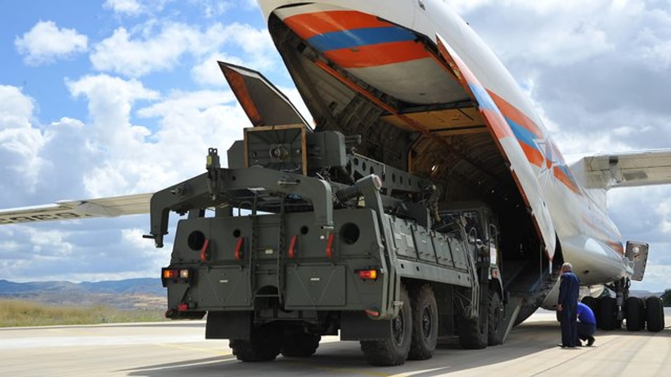 Teile des russischen Raketenabwehrsystems S-400 werden auf dem Luftwaffenstützpunkt Mürted aus einer Antonow entladen.