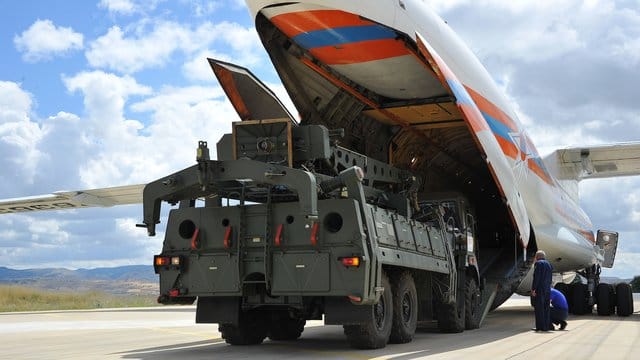 Teile des russischen Raketenabwehrsystems S-400 werden auf dem Luftwaffenstützpunkt Mürted aus einer Antonow entladen. Teile des russischen Raketenabwehrsystems S-400 werden auf dem Luftwaffenstützpunkt Mürted aus einer Antonow entladen.