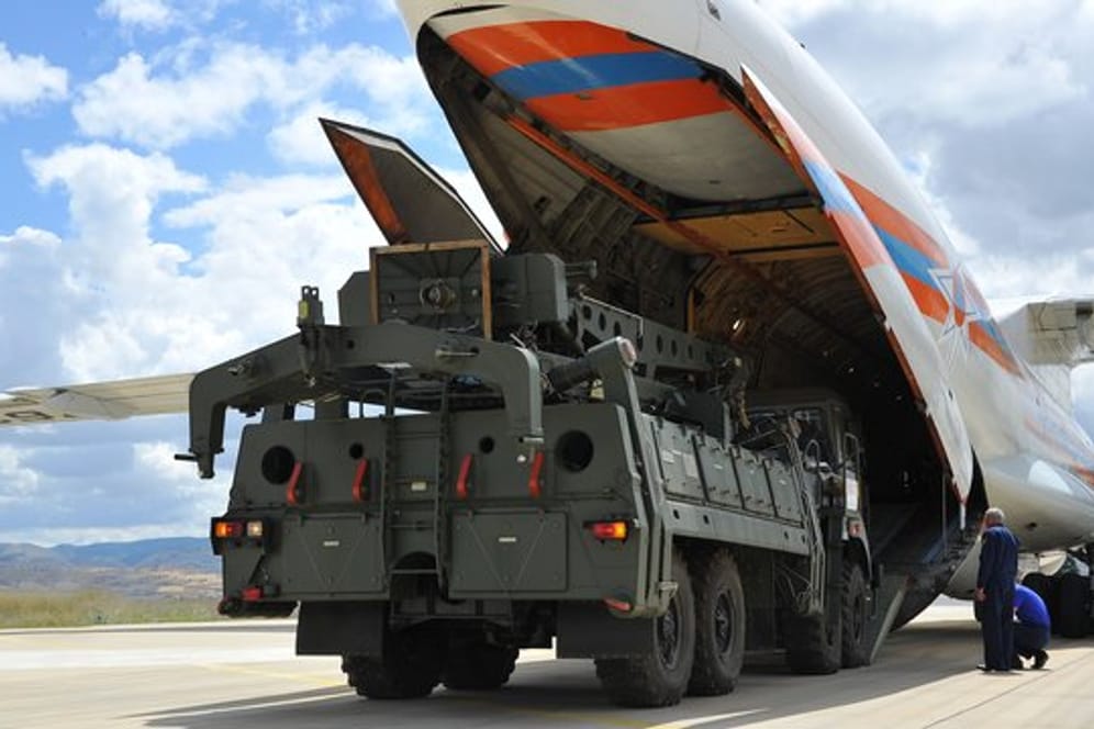 Teile des russischen Raketenabwehrsystems S-400 werden auf dem Luftwaffenstützpunkt Mürted aus einer Antonow entladen.
