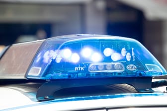 Blaulicht der Polizei (Symbolbild): Spezialeinsatzkräfte haben die Wohnung eines Bremers durchsucht.