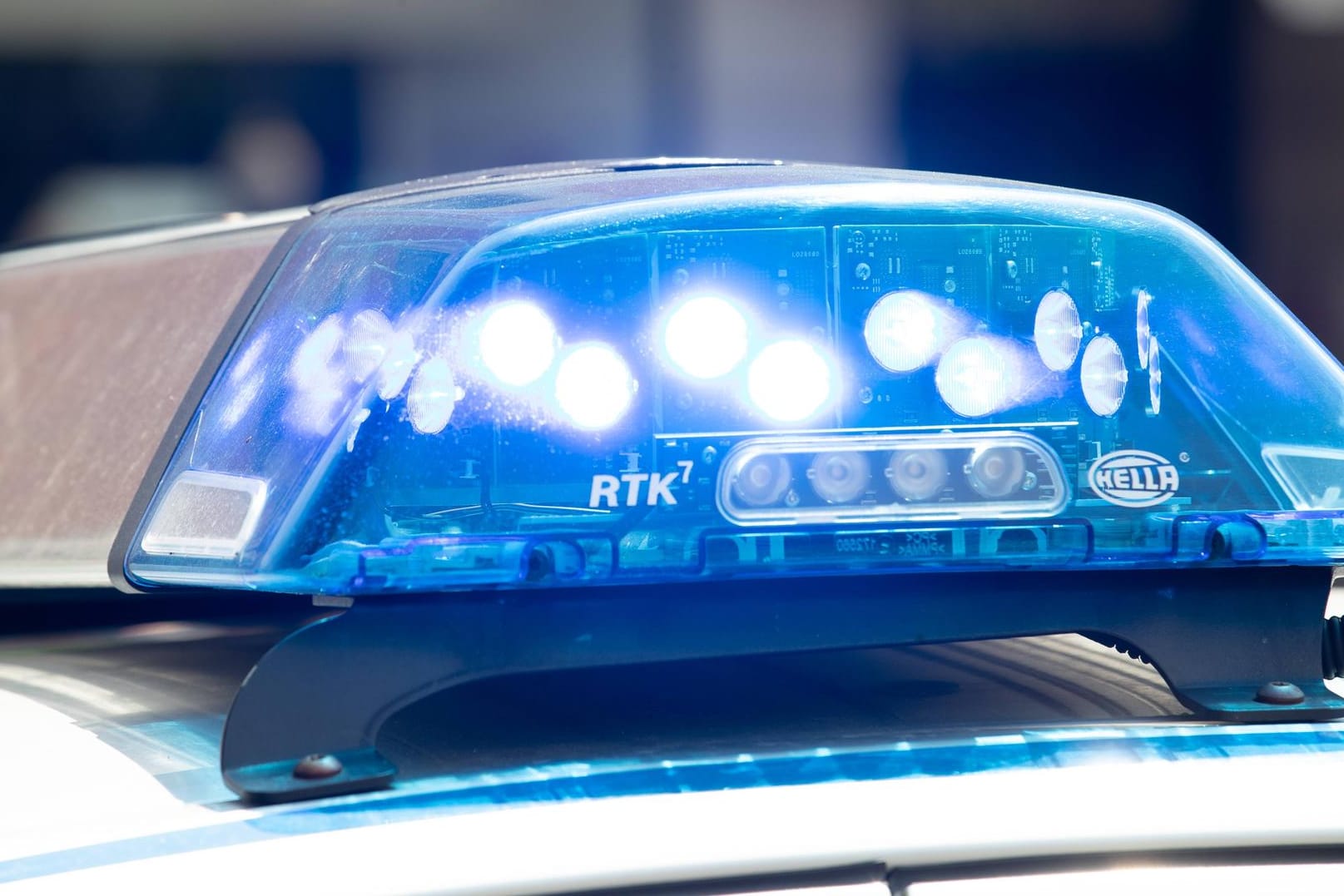 Blaulicht der Polizei (Symbolbild): Spezialeinsatzkräfte haben die Wohnung eines Bremers durchsucht.