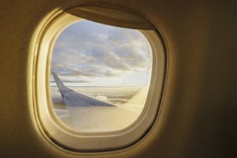 Flugzeugfenster: Die Sonnenblenden müssen zur Sicherheit der Passagiere beim Start und bei der Landung geöffnet bleiben.