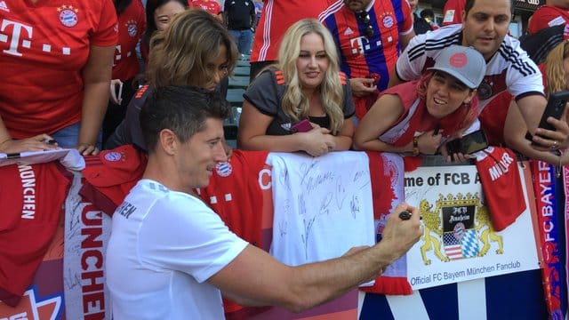 Robert Lewandowski gibt nach dem Training des FC Bayern im Stadion von LA Galaxy Autogramme. Robert Lewandowski gibt nach dem Training des FC Bayern im Stadion von LA Galaxy Autogramme.
