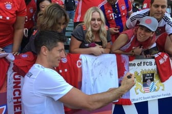 Robert Lewandowski gibt nach dem Training des FC Bayern im Stadion von LA Galaxy Autogramme.