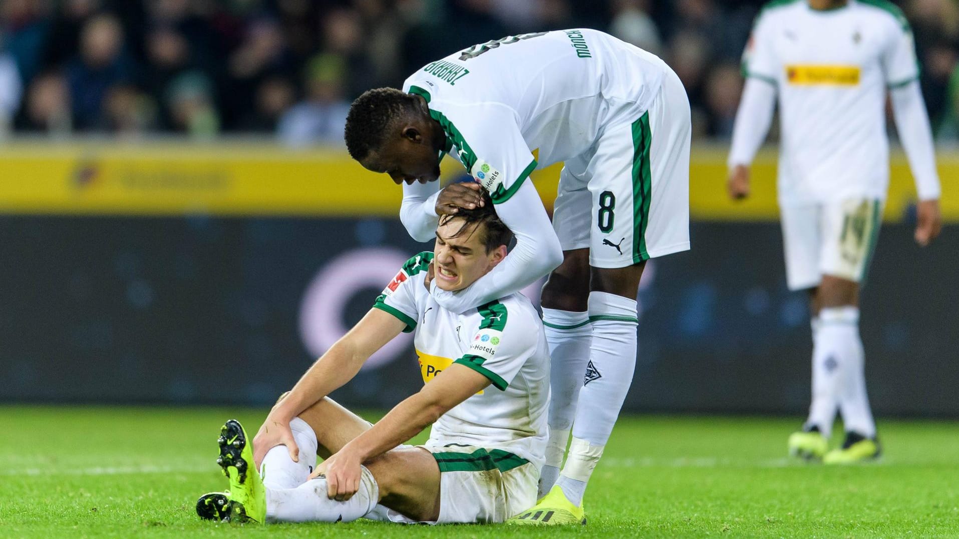 Denis Zakaria (oben) und Florian Neuhaus: Die beiden Gladbacher sollen auf der Wunschliste von Bayern-Trainer Kovac gestanden haben.