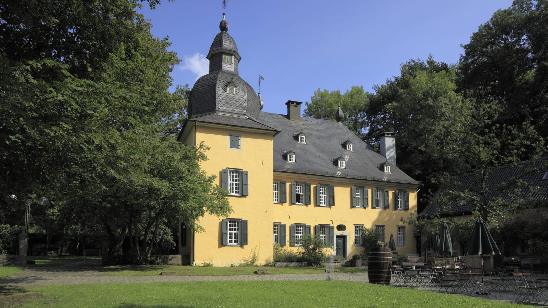 Schloss Lüntenbeck in Wuppertal: Die ehemalige Wasserburg befindet sich im Stadtteil Wuppertal-Vohwinkel.