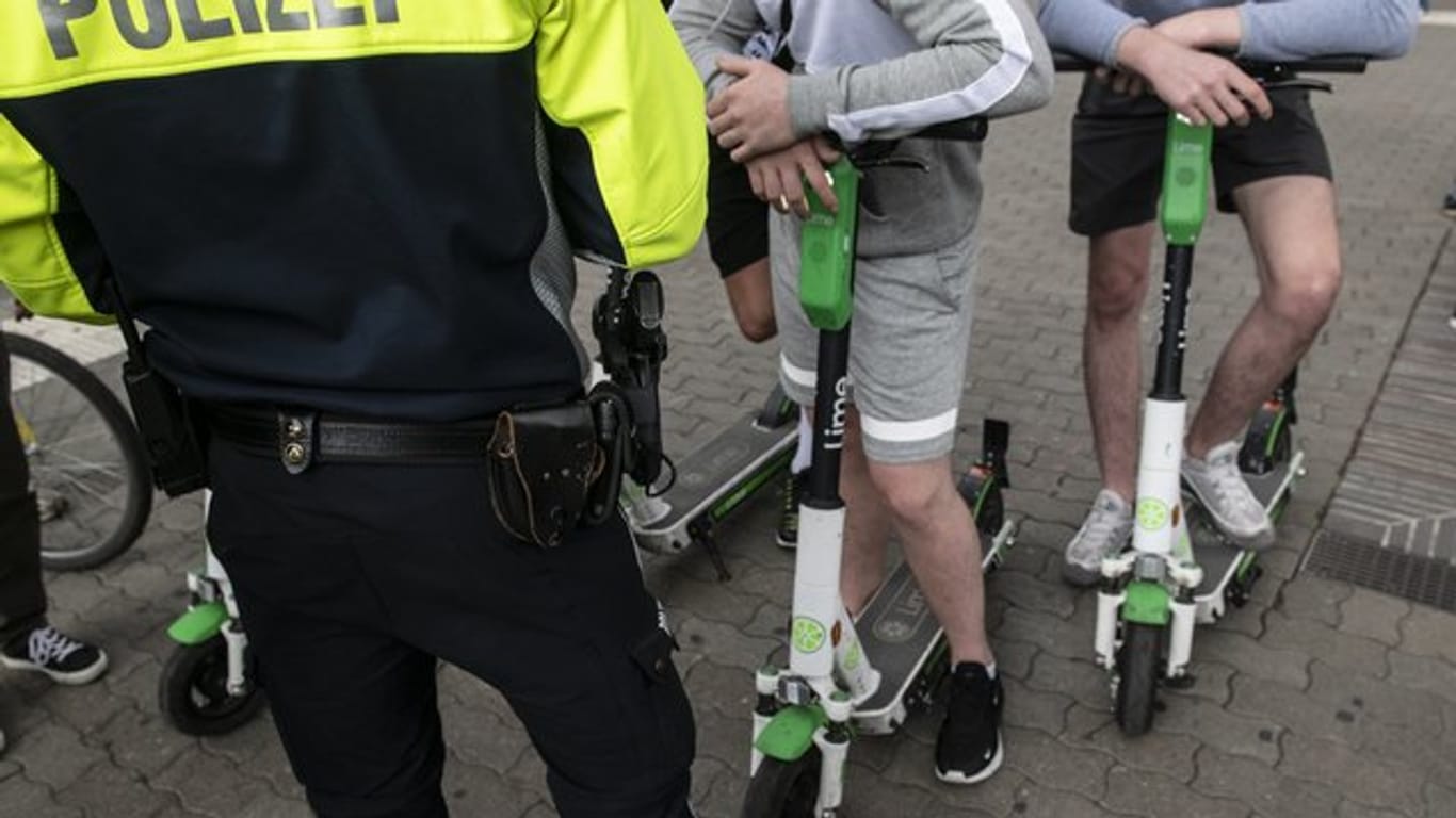 Polizisten kontrollieren E-Scooter-Fahrer in Berlin.