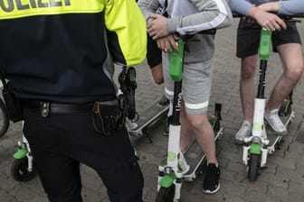 Polizisten kontrollieren E-Scooter-Fahrer in Berlin.