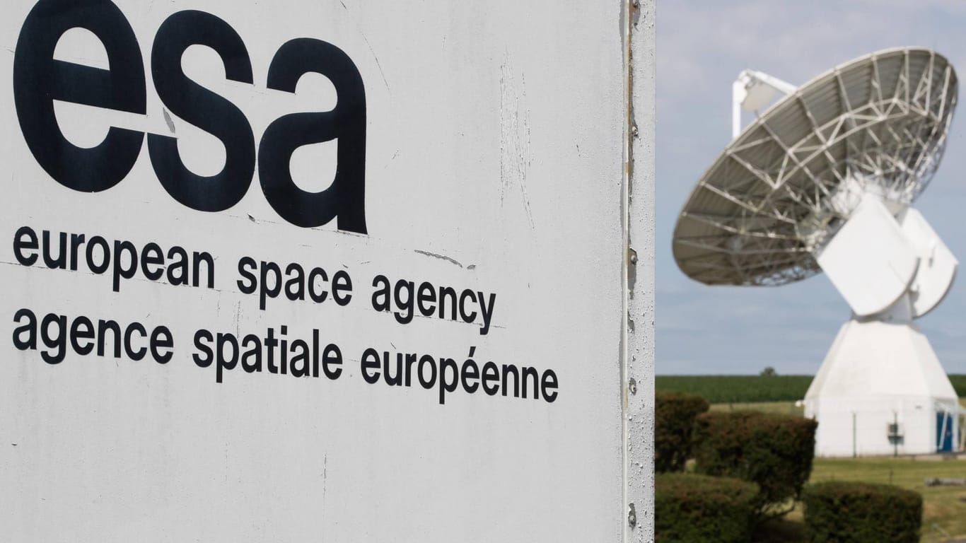 Gebäude der Esa und Satellitenschüssel: Die Weltraumbehörde gab nun bekannt, dass die Erde einem großen Asteroideneinschlag entgeht.