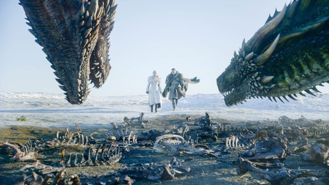 Emilia Clarke (l) und Kit Harington in einer Szene aus der letzten Episode von "Game of Thrones".