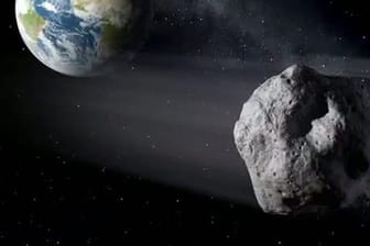 Die künstlerische Darstellung zeigt einen erdnahen Asteroiden im Vorbeiflug der Erde.