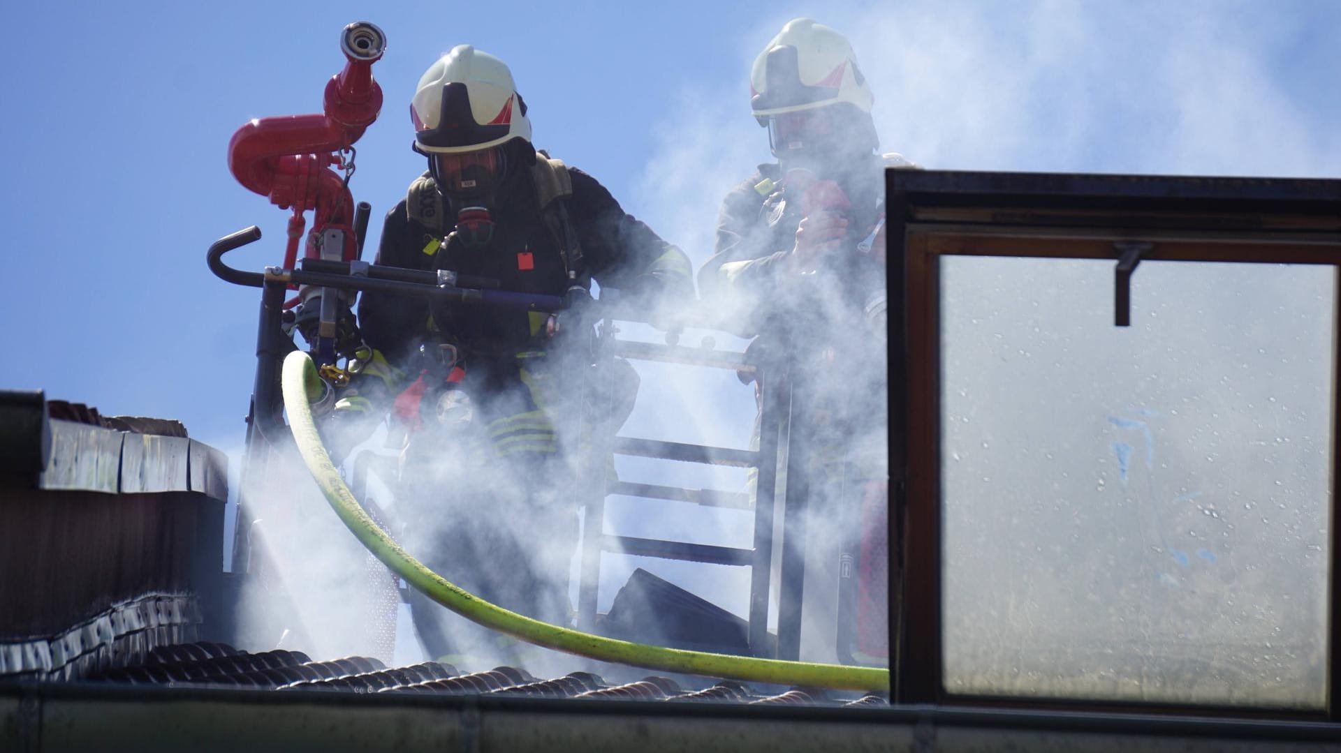 Feuerwehr bei Brandlöschung: In Quierschied konnten eine 61-Jährige und ihr Hund dank aufmerksamen Jugendlichen gerettet werden. (Symbolbild)