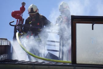 Feuerwehr bei Brandlöschung: In Quierschied konnten eine 61-Jährige und ihr Hund dank aufmerksamen Jugendlichen gerettet werden. (Symbolbild)