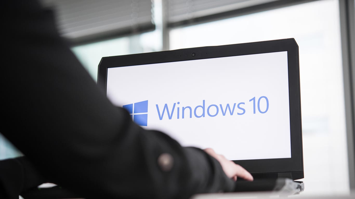 Ein Laptop zeigt Windows 10 auf dem Bildschirm an: Nutzer von älteren Versionen sollen auf das Mai-Update 2019 aktualisieren.