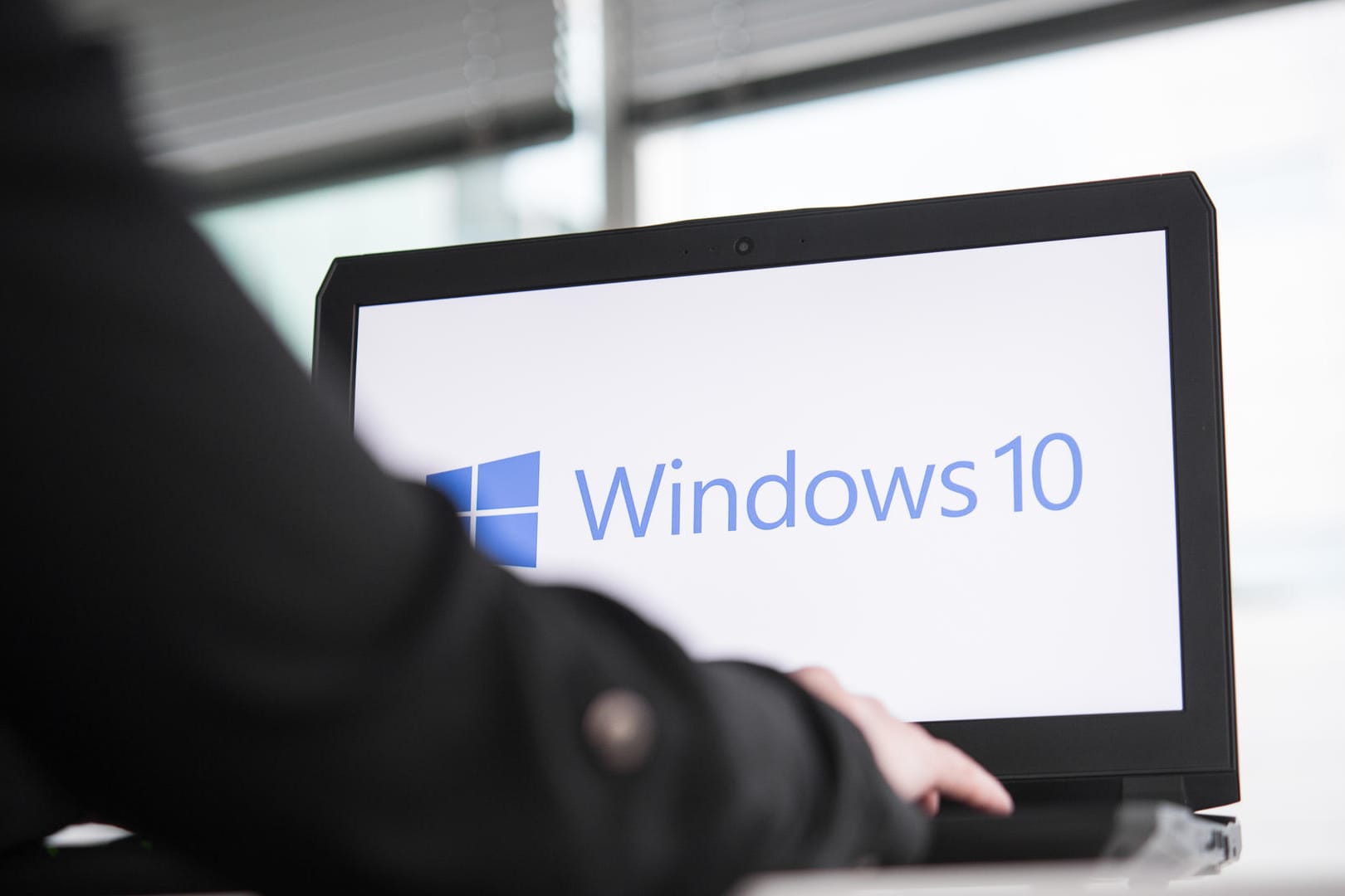 Ein Laptop zeigt Windows 10 auf dem Bildschirm an: Nutzer von älteren Versionen sollen auf das Mai-Update 2019 aktualisieren.