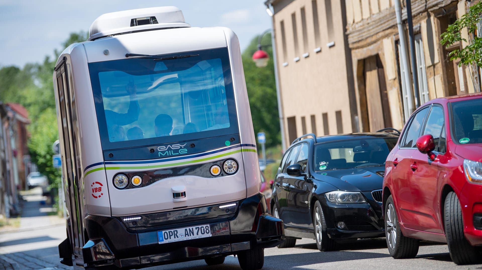 Selbstfahrender Bus in Wusterhausen: Der Kleinbus "Easy Mile ez10" fährt bei einem Pressetermin auf seiner Teststrecke. (Archivbild)