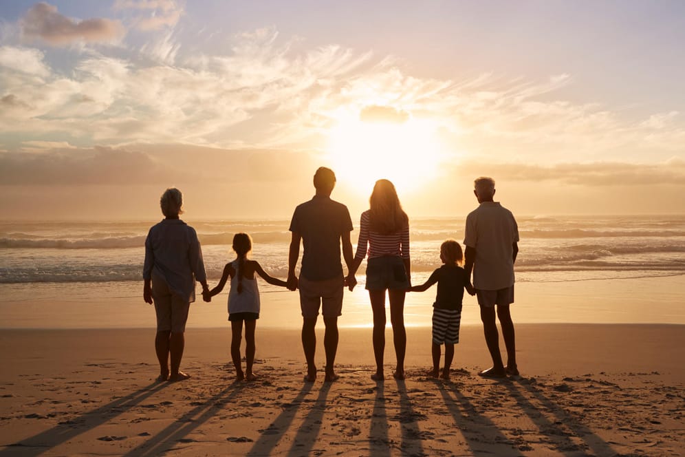Familie am Meer: Urlaub mit der Familie bedeutet längst nicht mehr, dass nur Mutter, Vater und Kind zusammen verreisen.