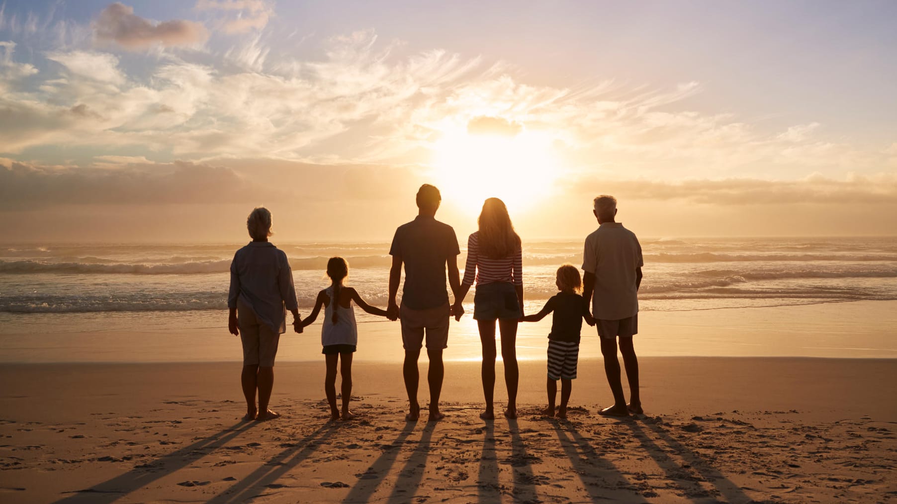 Familie am Meer: Urlaub mit der Familie bedeutet längst nicht mehr, dass nur Mutter, Vater und Kind zusammen verreisen.