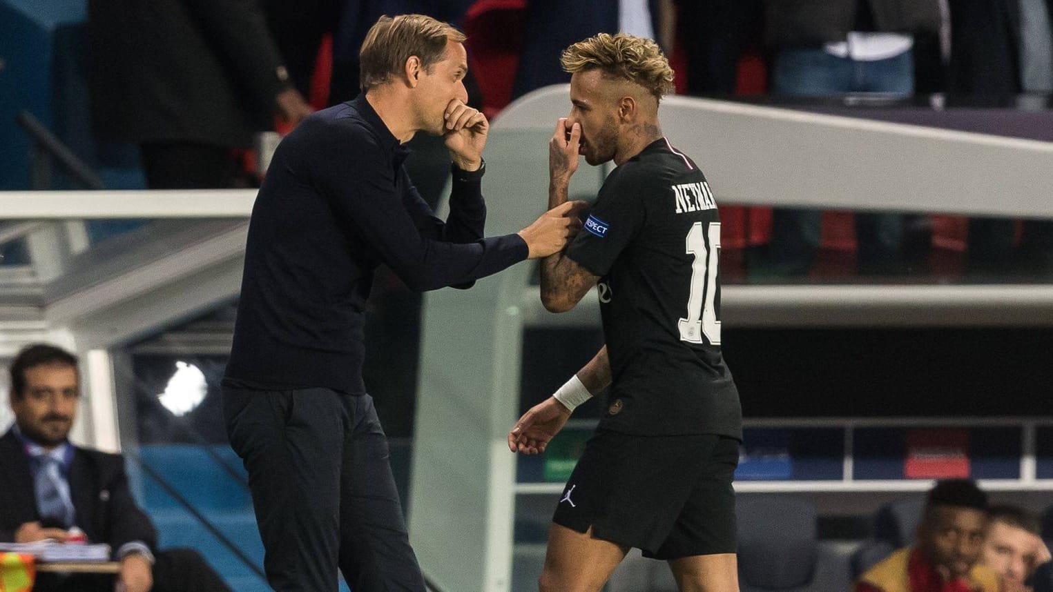 Thomas Tuchel und Neymar im Gespräch: Der Superstar wollte Paris verlassen. Thomas Tuchel und Neymar im Gespräch: Der Superstar wollte Paris verlassen.