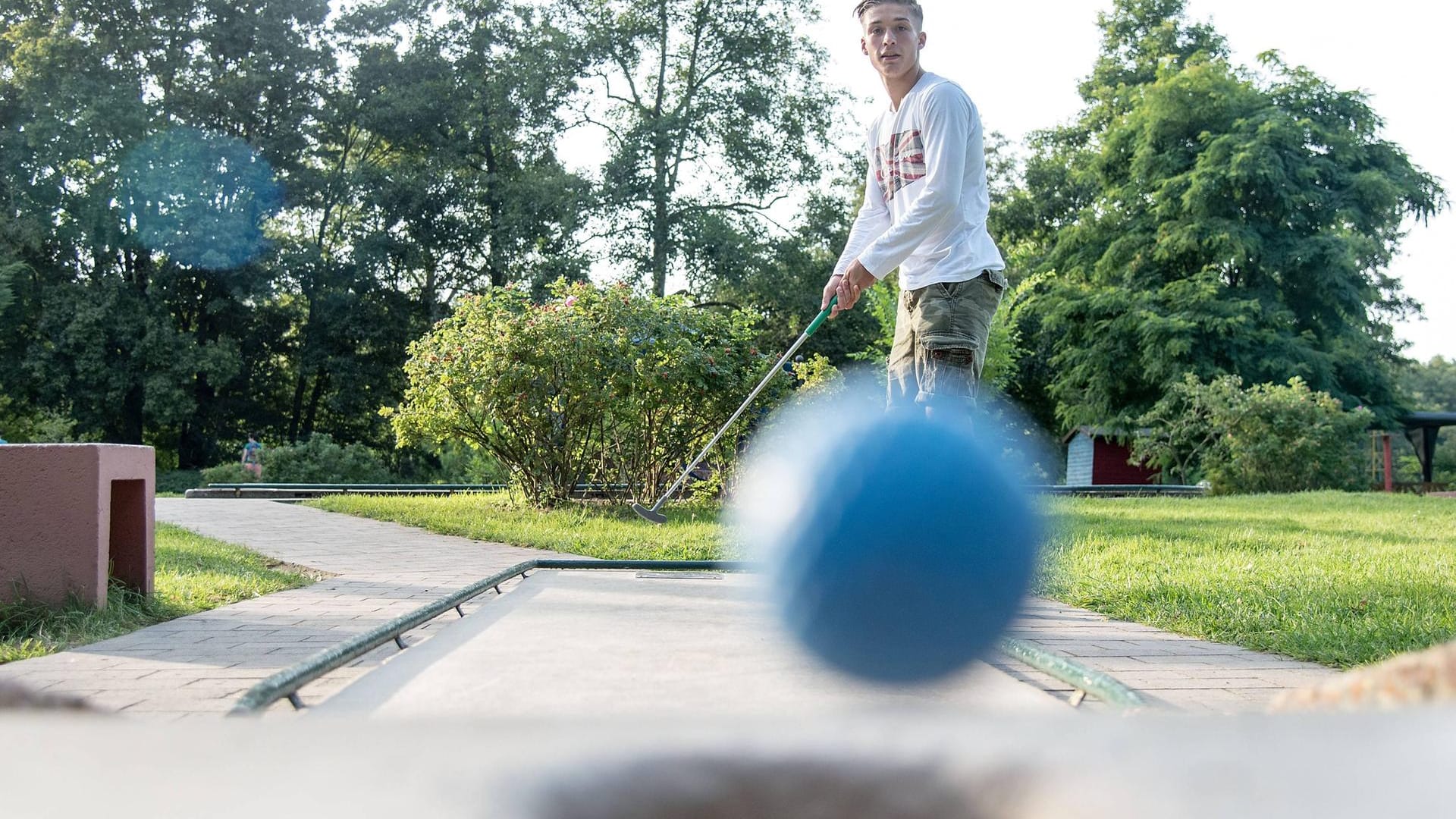 Ein Minigolf-Spiel: Beim Adventure Minigolf im Fischertal kann auf 18 Bahnen gespielt werden.