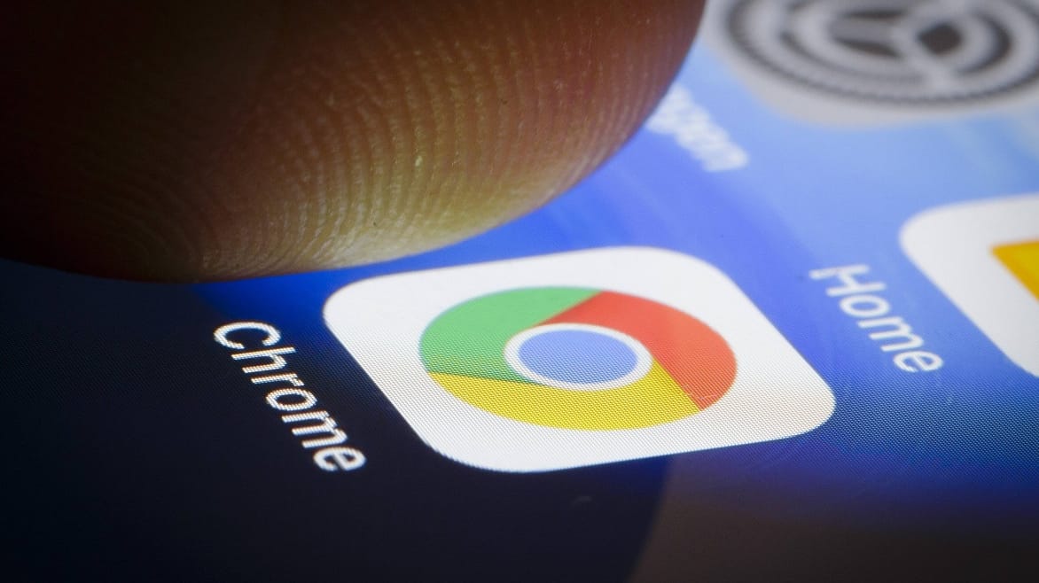 Das Logo von Google Chrome auf einem Smartphone: Für den Browser gibt es regelmäßig Updates. Das Logo von Google Chrome auf einem Smartphone: Für den Browser gibt es regelmäßig Updates.