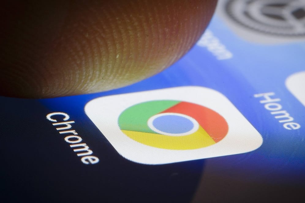 Das Logo von Google Chrome auf einem Smartphone: Für den Browser gibt es regelmäßig Updates.