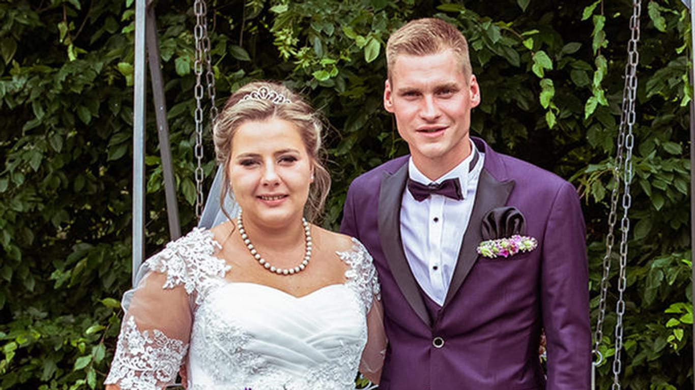 Sarafina Wollny mit ihrem Peter: Die beiden gaben sich am Samstag das Ja-Wort. Jetzt gibt es die Bilder vom Hochzeitslook.