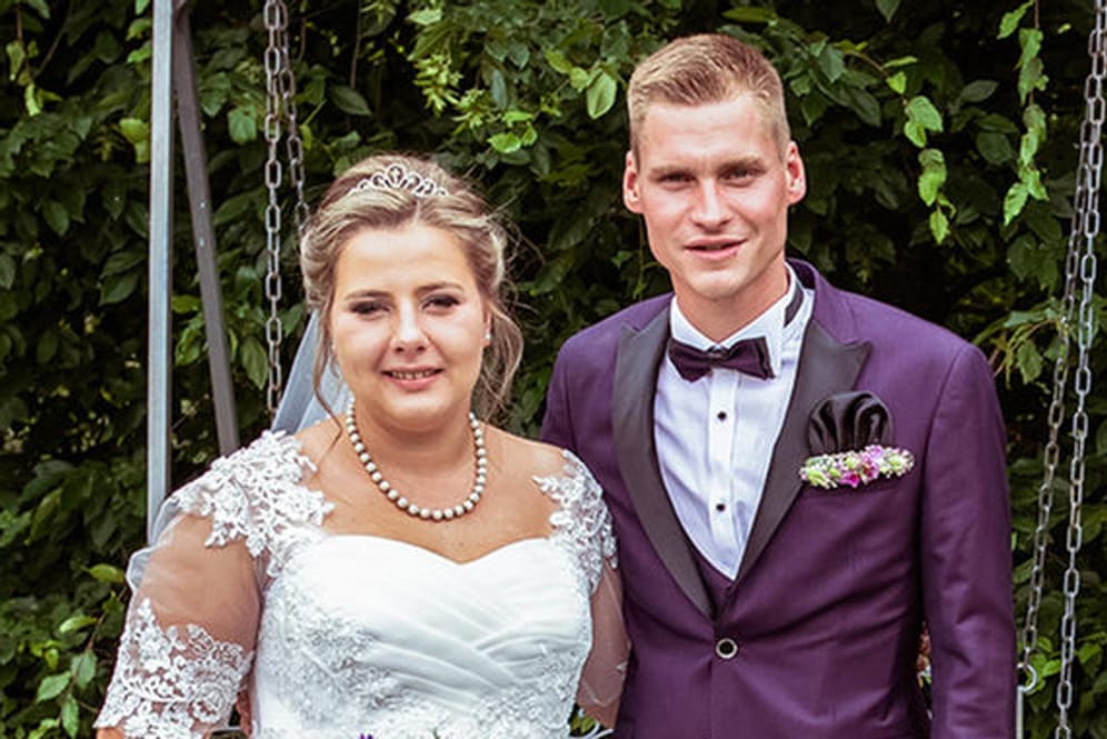 Sarafina Wollny mit ihrem Peter: Die beiden gaben sich am Samstag das Ja-Wort. Jetzt gibt es die Bilder vom Hochzeitslook.