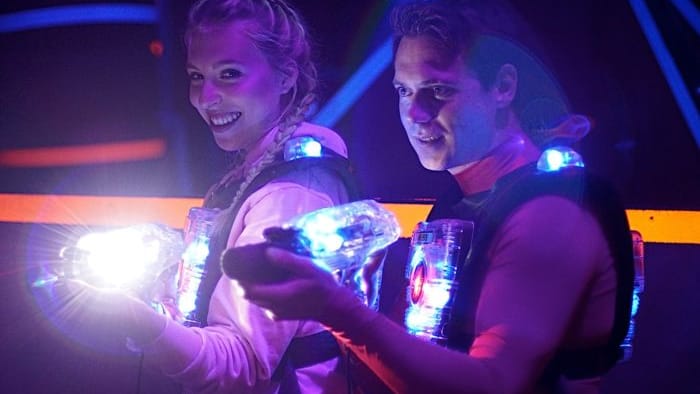 Lasertag in der Fun Fabrik: In der Wuppertaler Fun Fabrik steht auch 3D-Schwarzlicht-Minigolf und die Flucht aus dem Escape Room auf dem Programm.