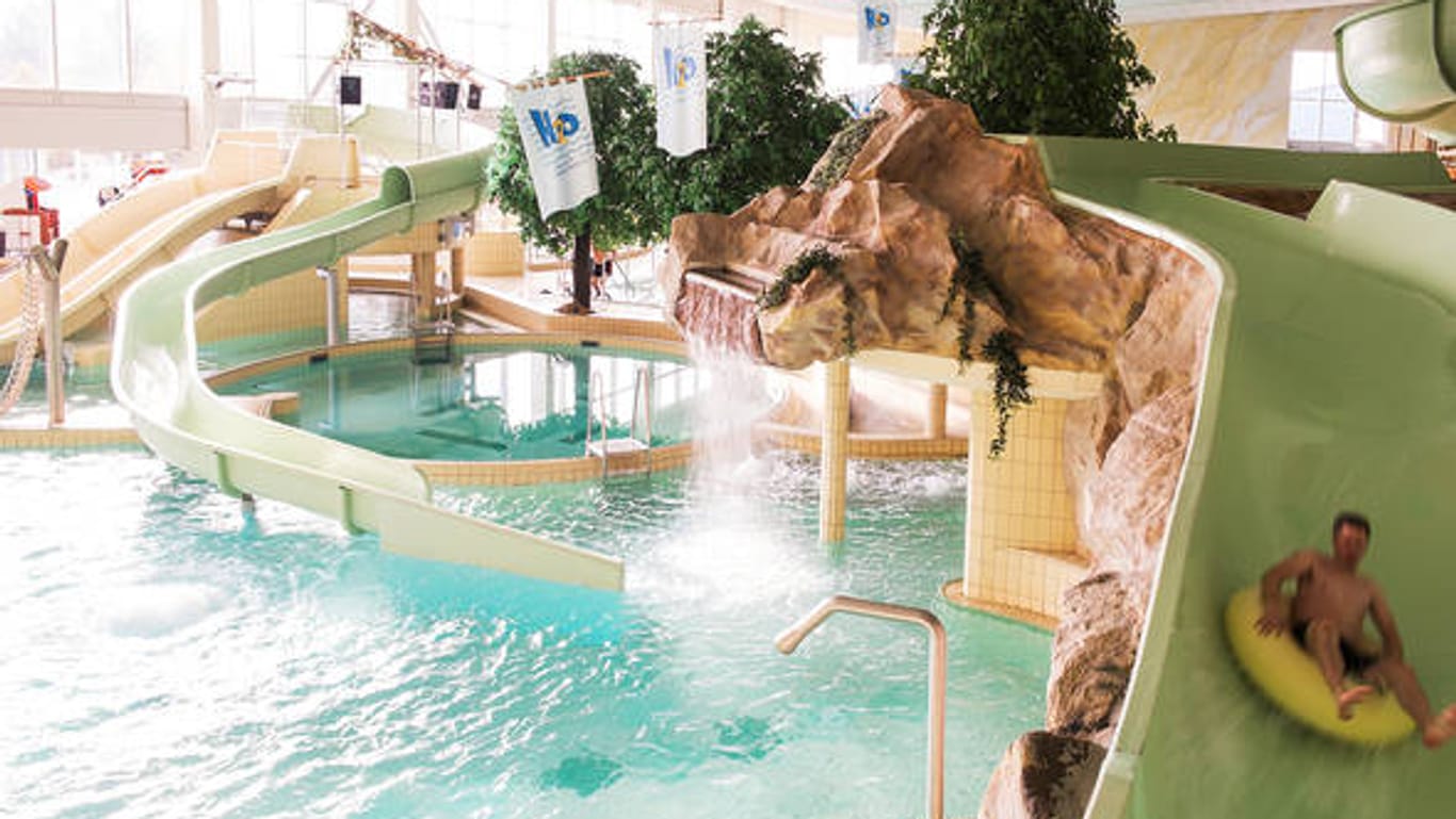 H2O-Badeparadies: Das Schwimmbad in Wuppertal bietet Badespaß für Groß und Klein.