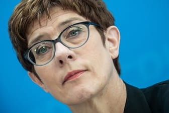 Annegret Kramp-Karrenbauer: Die neue Verteidigungministerin wehrte sich gegen Kritik aus der Opposition.