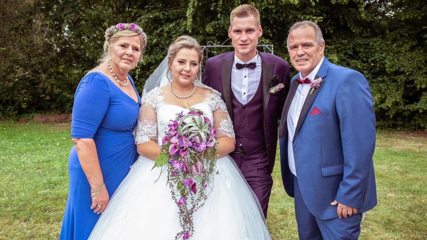 Das Brautpaar mit Familienoberhaupt Silvia und ihrem Harald: Beim großen Tag konnte die ganze Familie mit Sarafina und Peter feiern.