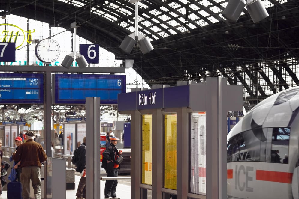 Köln Hauptbahnhof: Bald werden Fahrgäste hier eine neue Bahnansage hören.