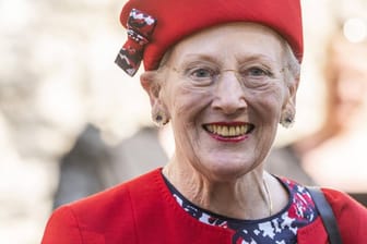 Die dänische Königin Margrethe: Für ein neues Foto posierte sie mit ihren Enkelkindern während ihres Sommerurlaubs auf Schloss Gravenstein.