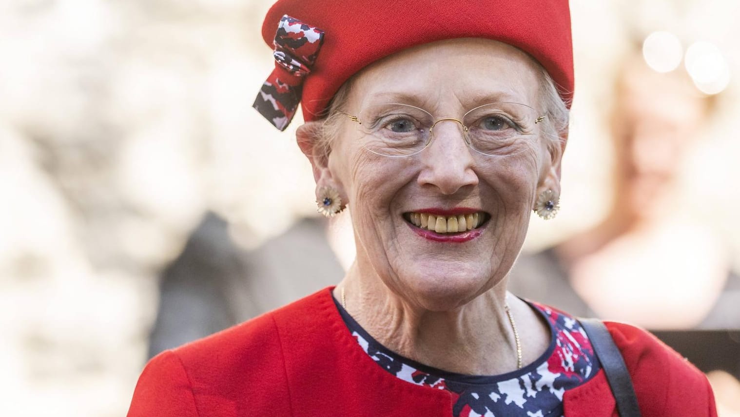Die dänische Königin Margrethe: Für ein neues Foto posierte sie mit ihren Enkelkindern während ihres Sommerurlaubs auf Schloss Gravenstein. Die dänische Königin Margrethe: Für ein neues Foto posierte sie mit ihren Enkelkindern während ihres Sommerurlaubs auf Schloss Gravenstein.