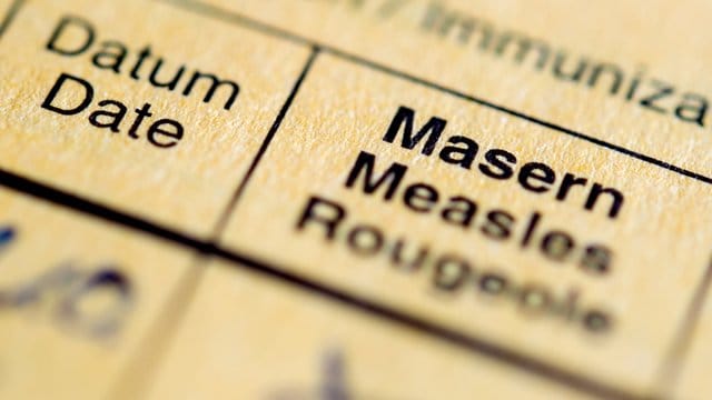 Nicht nur Kinder, auch nach 1970 geborene Ewachsene sollten gegen Masern geimpft sein.