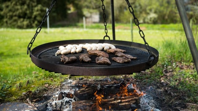 Schwenkgrill: Wer darf den Grillplatz wann nutzen? Damit die Mitglieder einer Eigentümergemeinschaft darüber nicht in Streit geraten, gilt es, klare Regeln aufzustellen.