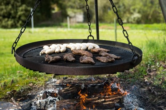 Schwenkgrill: Wer darf den Grillplatz wann nutzen? Damit die Mitglieder einer Eigentümergemeinschaft darüber nicht in Streit geraten, gilt es, klare Regeln aufzustellen.