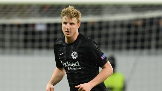 Muss wegen einer Rippenverletzung mit dem Training beim FC Augsburg kürzertreten: Martin Hinteregger. Muss wegen einer Rippenverletzung mit dem Training beim FC Augsburg kürzertreten: Martin Hinteregger.