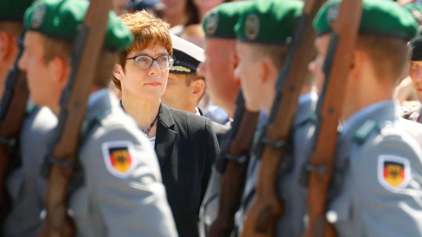 Annegret Kramp-Karrenbauer: Die CDU-Chefin wird nun doch Ministerin in Merkels Kabinett.