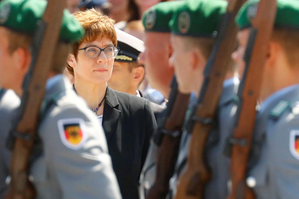 Annegret Kramp-Karrenbauer: Die CDU-Chefin wird nun doch Ministerin in Merkels Kabinett.